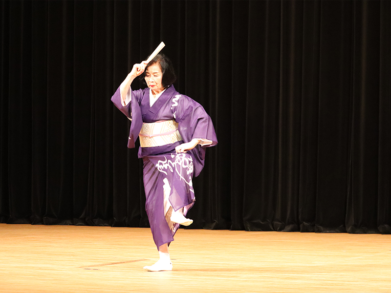 日本舞踊を披露しました